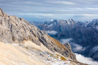 arka plan olarak güzel görkemli dağların manzara görünümü