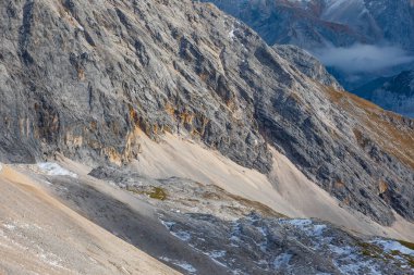 arka plan olarak güzel görkemli dağların manzara görünümü