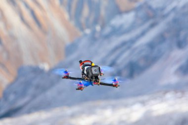 arka planda uçan quadrocopter ve güzel görkemli dağların doğal görünümü 