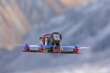 arka planda uçan quadrocopter ve güzel görkemli dağların doğal görünümü 