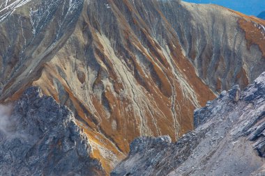 arka plan olarak güzel görkemli dağların manzara görünümü