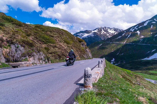 Γραφική Θέα Της Μοτοσικλέτας Στο Πέρασμα Oberalp — Φωτογραφία Αρχείου