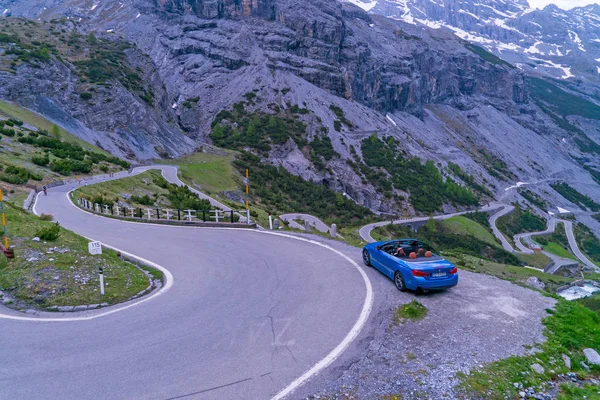 Malebný Pohled Blue Cabrio Zaparkované Průsmyku Stelvio — Stock fotografie