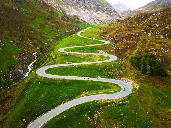 İsviçre'de güzel alpler dağlarda yol görünümü