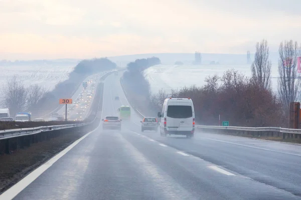 Uitzicht Auto Rijden Weg Besneeuwde Dag — Stockfoto