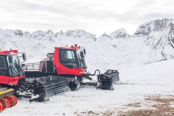 Vista Panorámica Hermosas Montañas Majestuosas Máquinas Limpieza Nieve — Foto de Stock