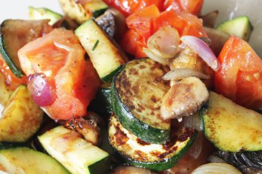 Izgara sebze tabağının yakın plan görüntüsü. 