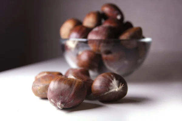 Primer Plano Pila Castañas Cuenco Cristal Blanco — Foto de Stock