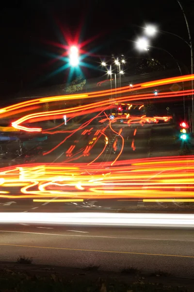 夜间道路上的交通信号灯的近景 — 图库照片