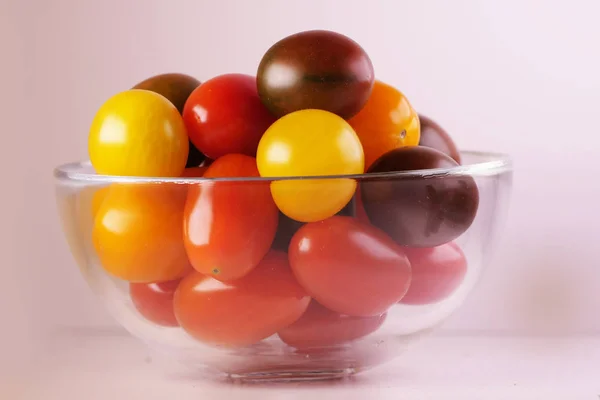 Primer Plano Escudilla Los Tomates Distintos Sobre Blanco — Foto de Stock