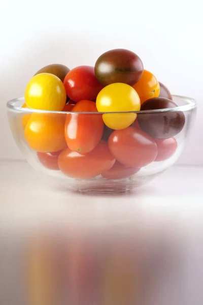 Close Shot Van Schaal Van Verschillende Tomaten Wit — Stockfoto