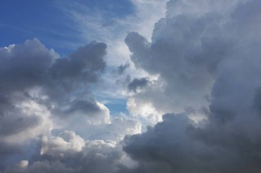 Koyu ve parlak bulutlar manzaralı