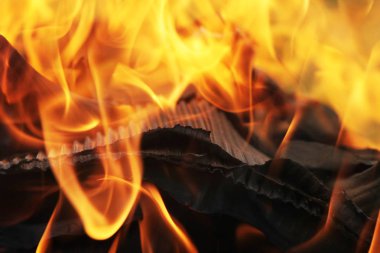 Yanan ateşin yakın görüntüsü