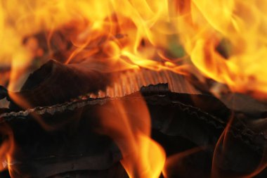 Yanan ateşin yakın görüntüsü