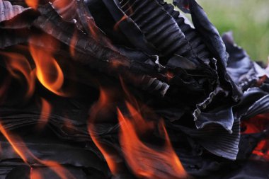 Yanan ateşin yakın görüntüsü