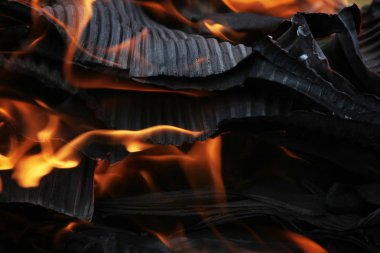 Yanan ateşin yakın görüntüsü