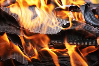 Yanan ateşin yakın görüntüsü