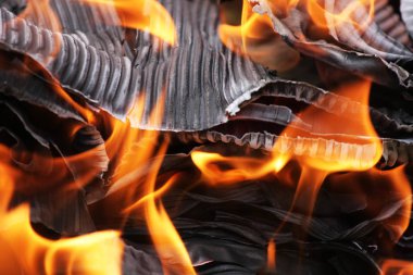 Yanan ateşin yakın görüntüsü