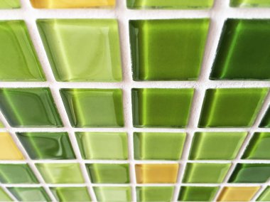 Yeşil ve sarı cam döşemeler, yakın plan görüntü.