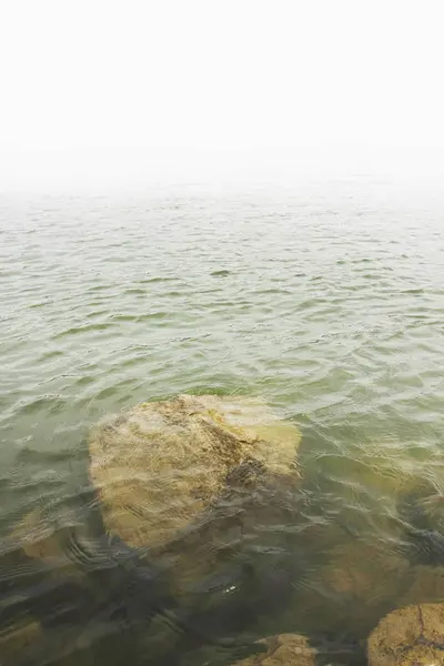 Rocher Dans Lac Brumeux Vue Panoramique — Photo