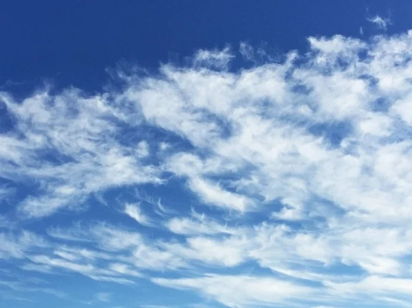 Άσπρα Σύννεφα Κάτω Από Τον Γαλάζιο Ουρανό — Φωτογραφία Αρχείου