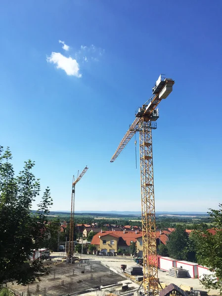 Vista Panorámica Las Grúas Sobre Lado Construcción — Foto de Stock