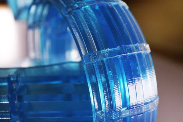 Glas Met Waterbuizen Blauwe Ondergrond — Stockfoto