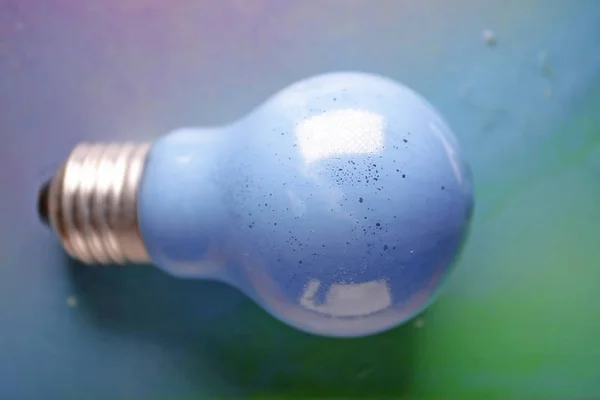 Blaue Glühbirne Auf Buntem Hintergrund Nahaufnahme Ansicht — Stockfoto