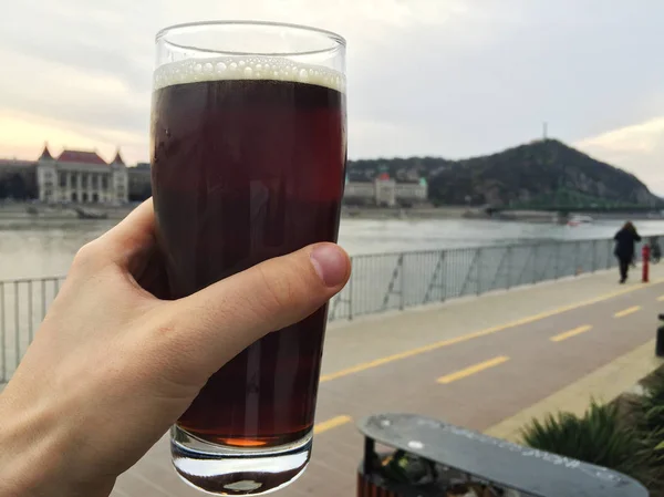 Sosteniendo Cerveza Mano Con Río Fondo — Foto de Stock