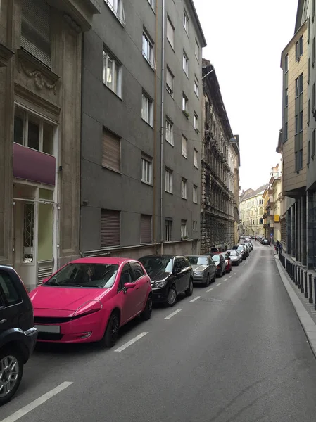 Route Grise Avec Voiture Rose — Photo