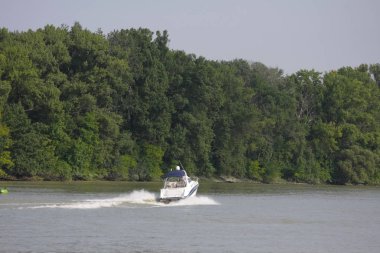  Tuna 'da sudaki motorlu tekne manzarası