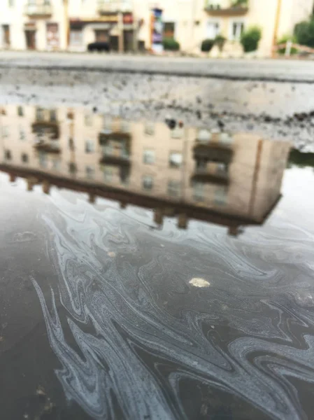 Riflessione Costruzione Pozzanghera Oleosa — Foto Stock