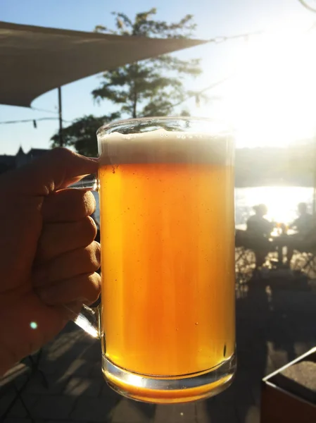 Zon Verlicht Glas Bier Hand — Stockfoto