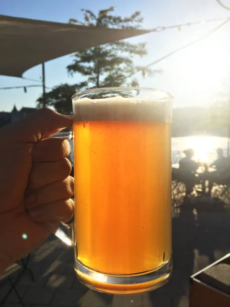 Zon Verlicht Glas Bier Hand — Stockfoto