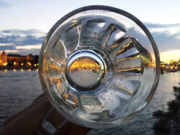 Close Zicht Van Leeg Glas Tegen Stad — Stockfoto