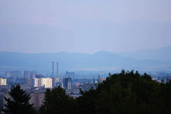 黄昏时从山上俯瞰城市 — 图库照片