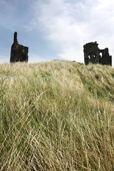 Landschap Van Het Veld Met Oude Verwoeste Vesting — Stockfoto