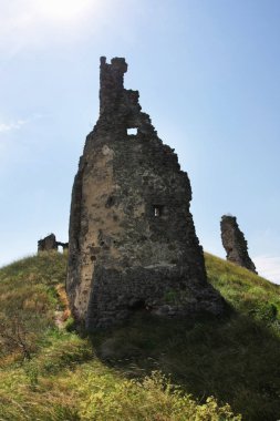 Eski harabe kaleli arazi manzarası