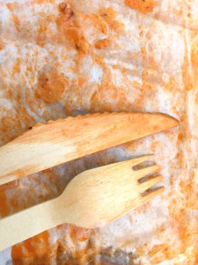 Ahşap bıçak ve çatal küstah kağıt tepside