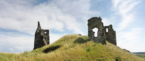 Eski harabe kaleli arazi manzarası