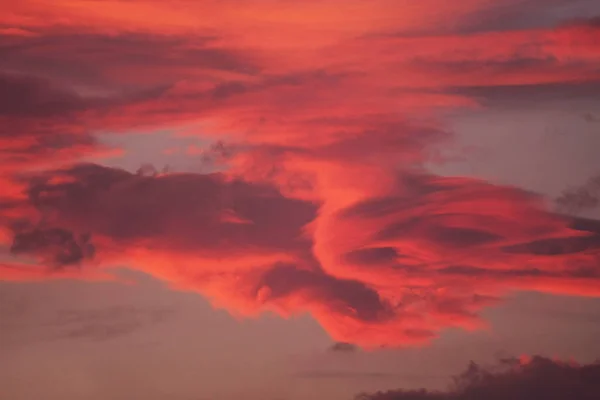 Schilderachtig Uitzicht Dramatische Roze Wolken — Stockfoto