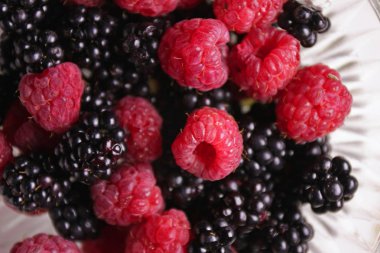 Cam kasede ahududu ve böğürtlen