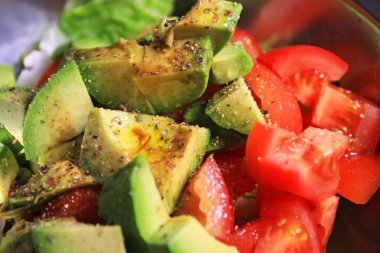 Salata, domates, marul, biber ve zeytinyağı.