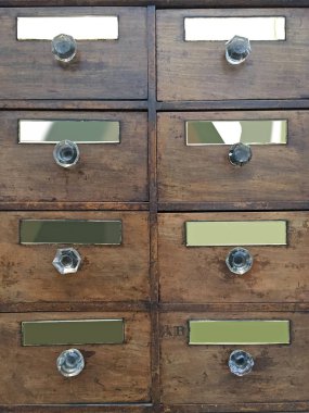 Eski ahşap dolapların yakın çekim görüntüsü 