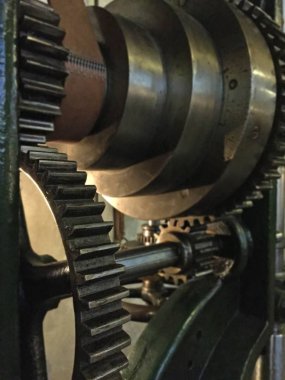 Devasa makine dişlilerinin yakın görüntüsü