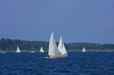 Mavi göldeki yelkenlilerin manzarası