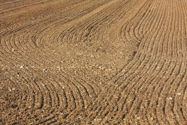 Yeni sürülmüş alandaki çizgilerin manzarası