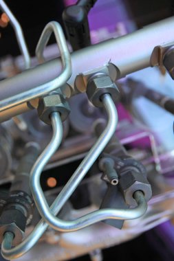 Metalik motor detaylarının yakın görüntüsü