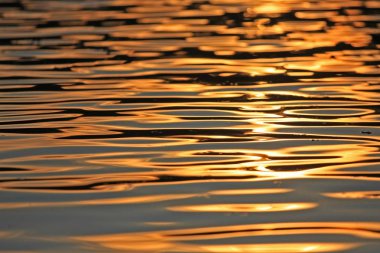 Gün batımında dalgalı nehir suyu