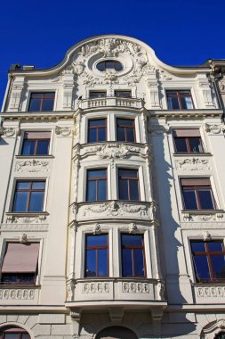 Klasik beyaz bina önü manzarası